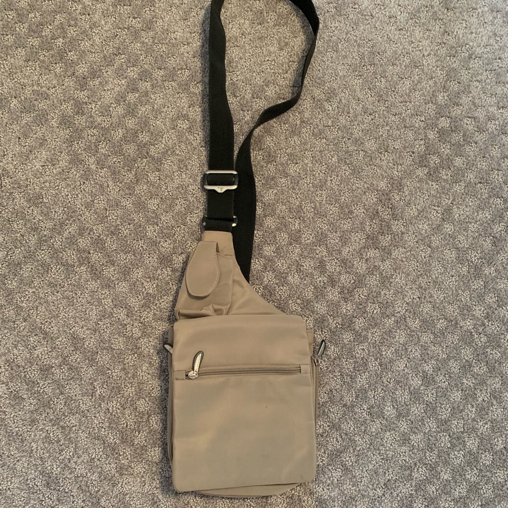 🛑GREAT CONDITION TRAVELON ARMY GREEN SLING BAG